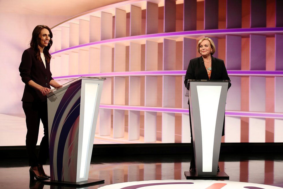 Novozélandské parlamentní volby 2020: Debata premiérka Jacindy Ardernové a vůdkyně opozice Judith Collinsové.