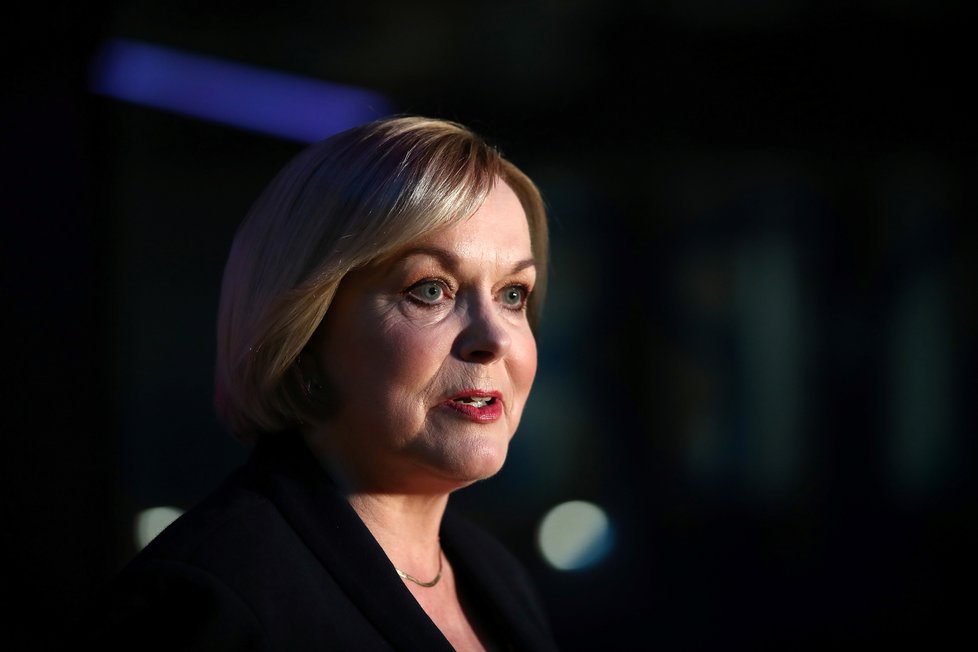 Novozélandské parlamentní volby 2020: Debata premiérky Jacindy Ardernové a vůdkyně opozice Judith Collinsové