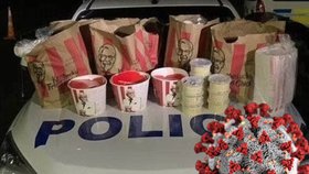 Hranolky, kyblíky s kuřetem a coleslaw: Policie řeší porušení restrikcí s jídlem z KFC