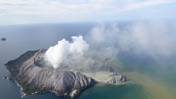 Erupce sopky na novozélandském ostrůvku zabíjela.