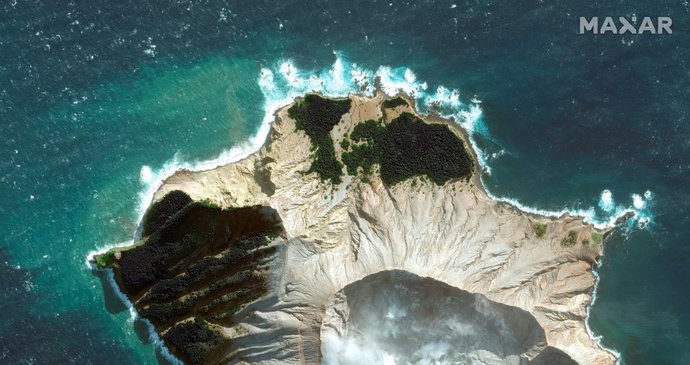 Satelitní snímek po erupci sopky na Novém Zélandu