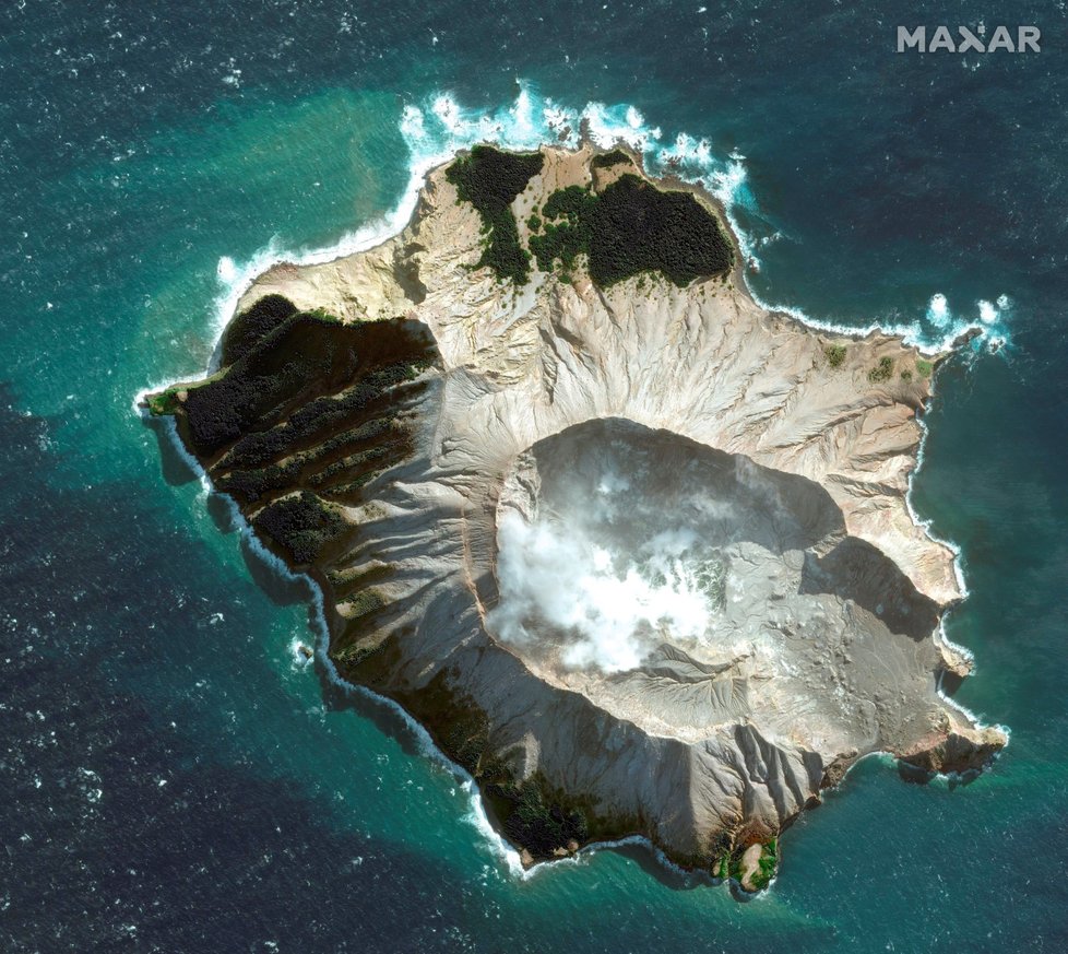 Satelitní snímek po erupci sopky na Novém Zélandu
