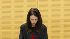Novozélandská premiérka Jacinda Ardernová držela minutu ticha za oběti výbuchu sopky. (16.12.2019)
