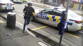 Policisté zasahující u střelby v novozélandském městě Christchurch.