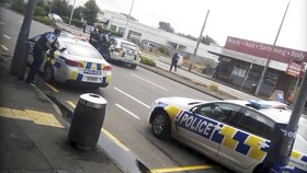 Policisté zasahující u střelby v novozélandském městě Christchurch.