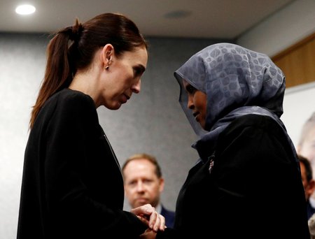 Na Novém Zélandu začali dnes pochovávat první z padesátky obětí střelby ve dvou mešitách ve městě Christchurch. Město, kde se masakr odehrál, navštívila premiérka Jacinda Ardernová. (20.3.2019)