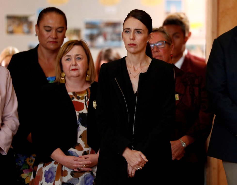 Na Novém Zélandu začali dnes pochovávat první z padesátky obětí střelby ve dvou mešitách ve městě Christchurch. Město, kde se masakr odehrál, navštívila premiérka Jacinda Ardernová. (20.3.2019)