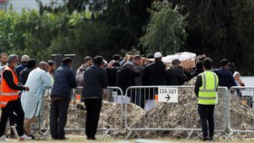 Na Novém Zélandu začali dnes pochovávat první z padesátky obětí střelby ve dvou mešitách ve městě Christchurch. (20.3.2019)
