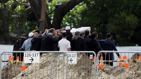 Na Novém Zélandu začali dnes pochovávat první z padesátky obětí střelby ve dvou mešitách ve městě Christchurch. (20.3.2019)