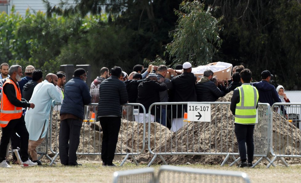 Na Novém Zélandu začali dnes pochovávat první z padesátky obětí střelby ve dvou mešitách ve městě Christchurch. (20.3.2019)