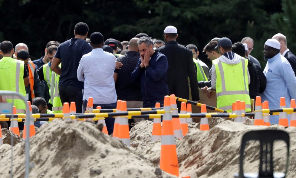 Na Novém Zélandu začali dnes pochovávat první z padesátky obětí střelby ve dvou mešitách ve městě Christchurch. (20. 3. 2019)
