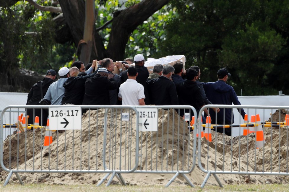 Na Novém Zélandu začali dnes pochovávat první z padesátky obětí střelby ve dvou mešitách ve městě Christchurch. (20.3.2019)