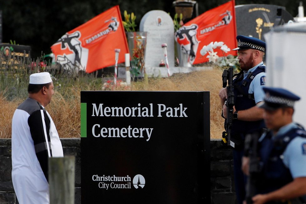 Na Novém Zélandu začali dnes pochovávat první z padesátky obětí střelby ve dvou mešitách ve městě Christchurch. (20.3.2019)