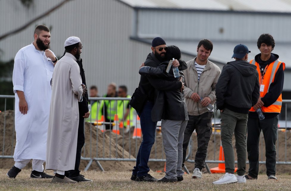 Na Novém Zélandu začali dnes pochovávat první z padesátky obětí střelby ve dvou mešitách ve městě Christchurch. (20.3.2019)