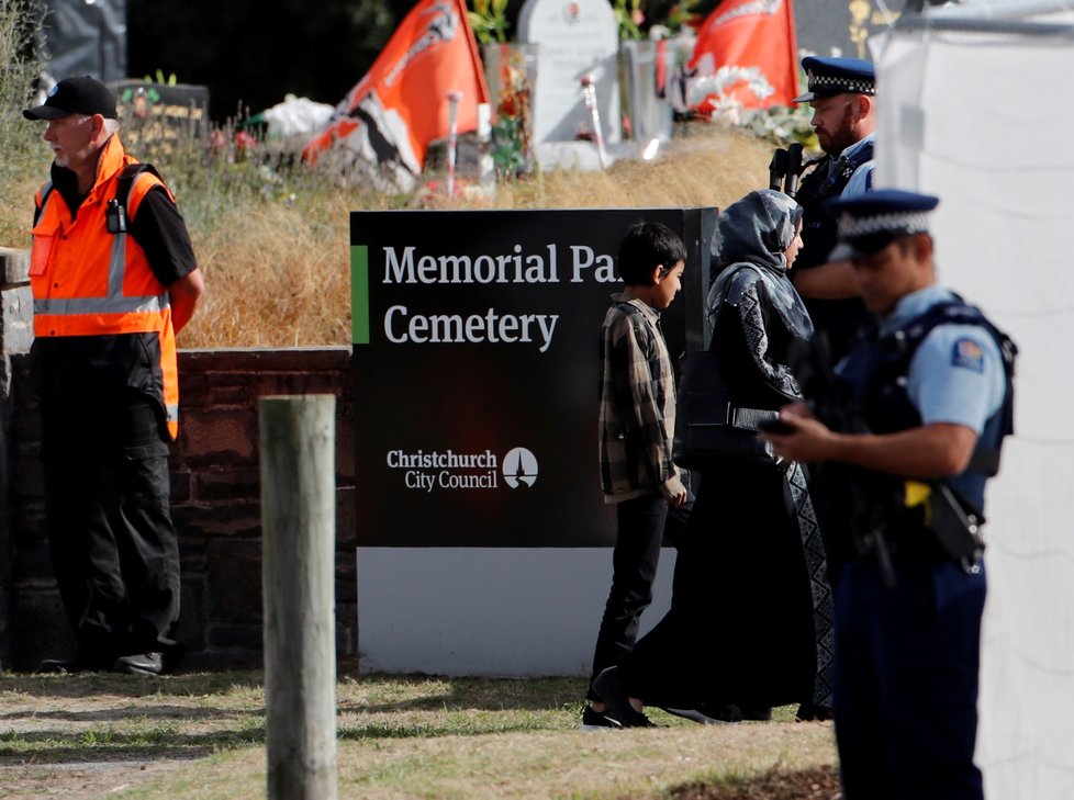 Na Novém Zélandu začali dnes pochovávat první z padesátky obětí střelby ve dvou mešitách ve městě Christchurch. (20. 3. 2019)