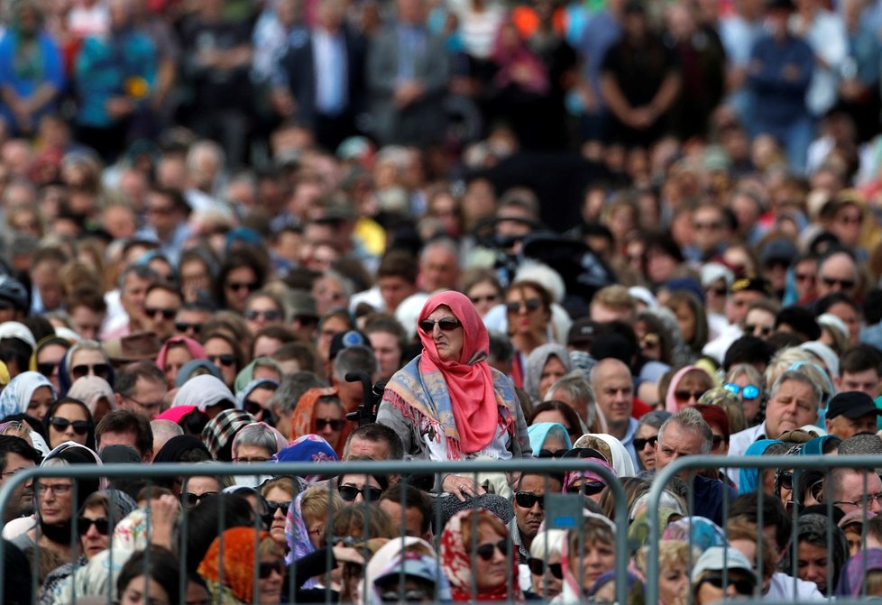 V novozélandském městě Christchurch se tisíce lidí zúčastnily tryzny za oběti nedávného teroristického útoku na dvě mešity, při nichž zahynulo 50 osob. (24. 3. 2019)