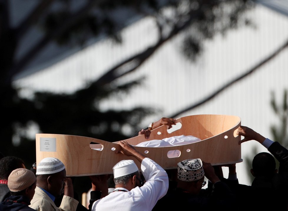 Na Novém Zélandu pohřbili 26 obětí masakru v mešitách. (22.3.2019)