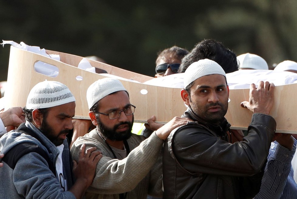 Na Novém Zélandu pohřbili 26 obětí masakru v mešitách. (22.3.2019)
