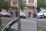 Policista za pomoci kolegy zatkl podezřelého z terorismu v mešitě.