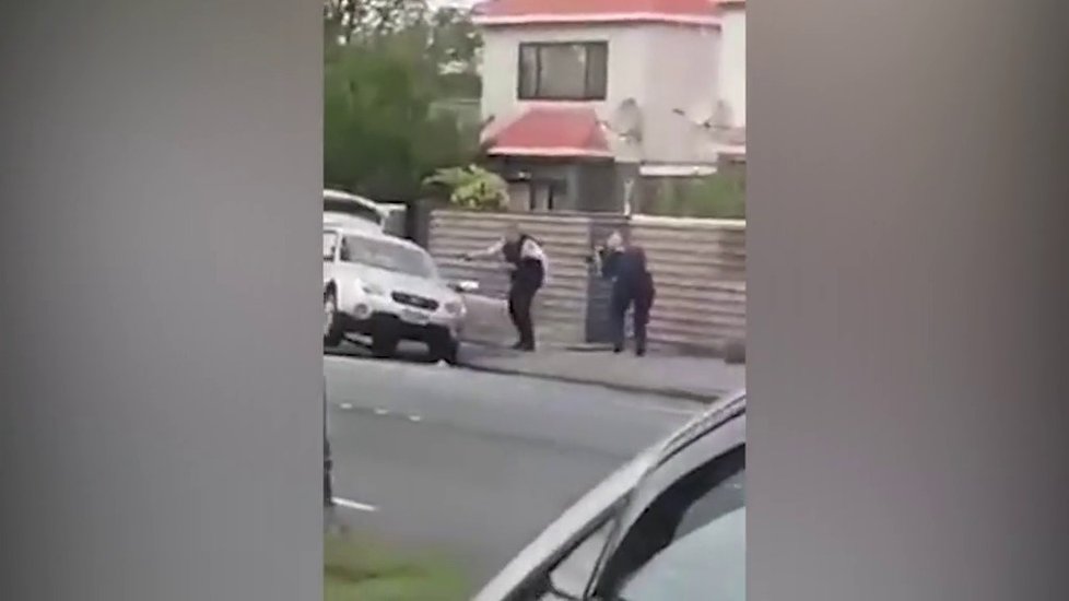 Policista za pomoci kolegy zatkl podezřelého z terorismu v mešitě.