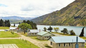 Novozélandská vláda nabízí k prodeji celou vesnici. Kromě obytných domů a ubytovny jsou k dispozice i garáže a ubytovna.