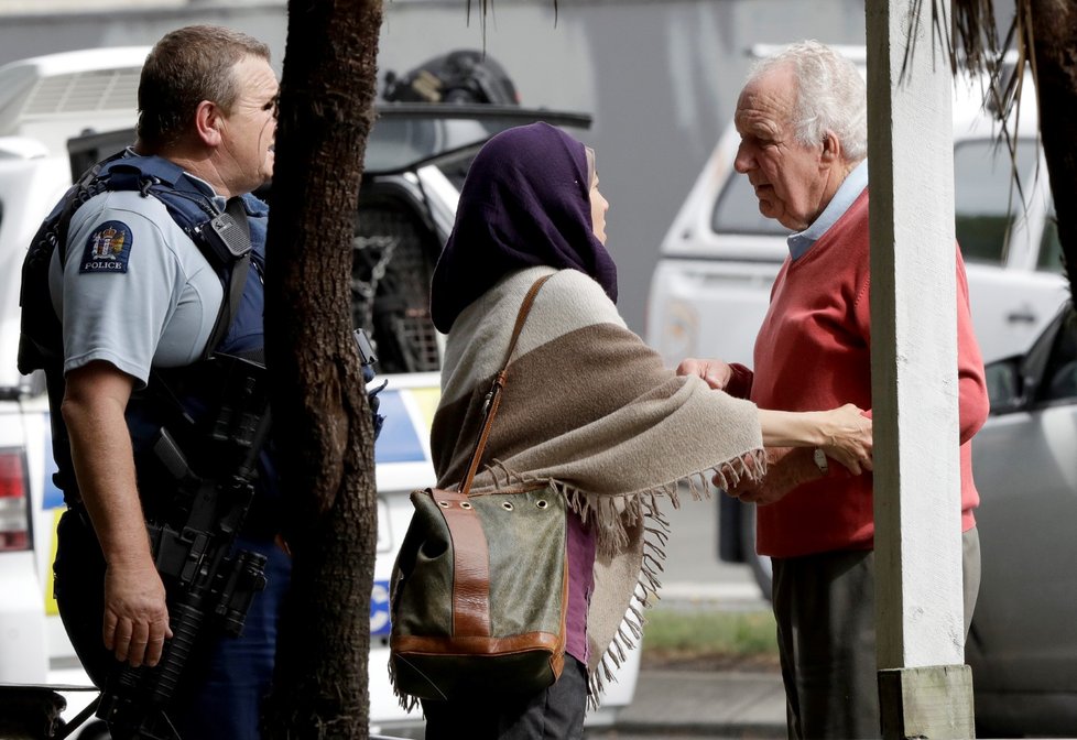 Útočníci v mešitách na Novém Zélandu zabili mnoho lidí (15. 3. 2019).
