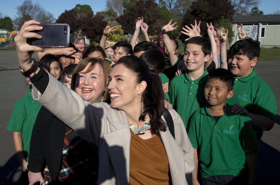 Novozélandská premiérka Jacinda Ardernová se nikdy neodmítne vyfotit na selfie.