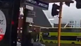 Ženu odhodil vítr (135 km/h) přímo pod auta.