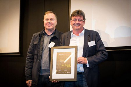 Zakladatel firmy Perpetual Guardian Andrew Barnes (vpravo) se v roce 2015 stal podnikatelem roku.