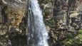 Křišťálově čistá voda zdejších vodopádů uchvátí i nadšence, kteří sem vyrazili lovit kilometry treků