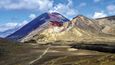 Pestrá paleta sopečného masivu Tongariro obzvláště vynikne za slunného letního dne