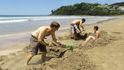 Na Hot Water Beach si musíte bazének ke koupání sami vykopat. Nemáte-li náhodou lopatu zrovna s sebou, můžete si ji v kiosku půjčit.