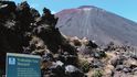 Celodenní túra sopečným národním parkem, korunovaná zdoláním klimbajícího, nikoli však vyhaslého vulkánu Ngauruhoe, to je Tongariro Crossing, novozélandský „národní“ pochod.