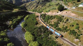 Vlakem po Novém Zélandu: Když lokomotiva šplhá dechberoucí soutěskou