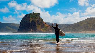 Surferkou na Novém Zélandu