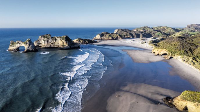 Pláž Wairariki, jedno z nejikoničtějších míst celého Tasmanského regionu