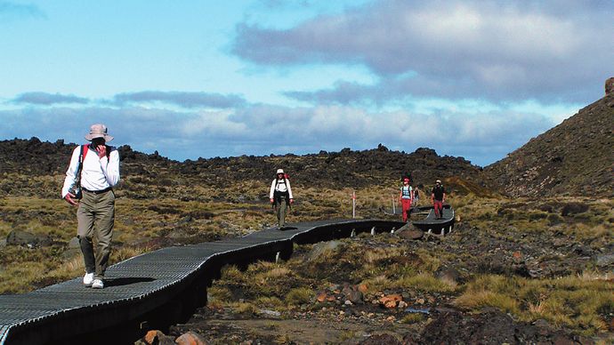 Tongariro Crossing: Národní pochod Kiviů není nic pro milovníky treků liduprázdnou přírodou