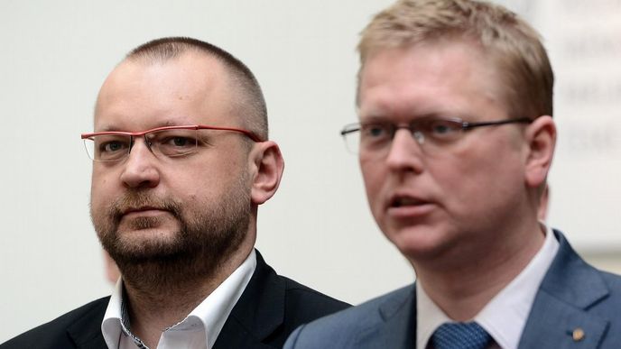 Novým místopředsedou Sněmovny se stal lidovec Jan Bartošek (vlevo). Nahradil Pavla Bělobrádka