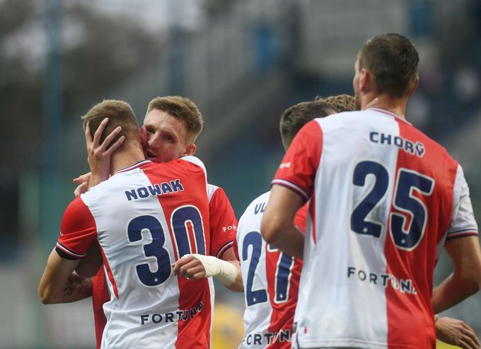 SESTŘIH: Teplice - Slavia 0:2. Sešívaní v dešti přežili blackout. I díky Nowakovi SESTŘIH: Teplice - Slavia 0:2. Sešívaní v dešti přežili blackout. I díky Nowakovi