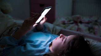 Děti se svěřují AI a píšou s ní referáty. Co si musí každý rodič pohlídat? Děti se svěřují AI a píšou s ní referáty. Co si musí každý rodič pohlídat?