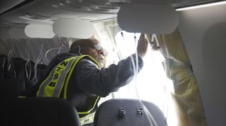 Reputační krizi Boeingu dovršily čtyři chybějící šrouby. K nehodě s dveřmi se vyjádřili vyšetřovatelé