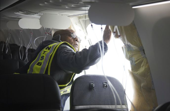 Vyšetřovatelé zkoumají letoun, kterému se za letu odrhla část trupu
