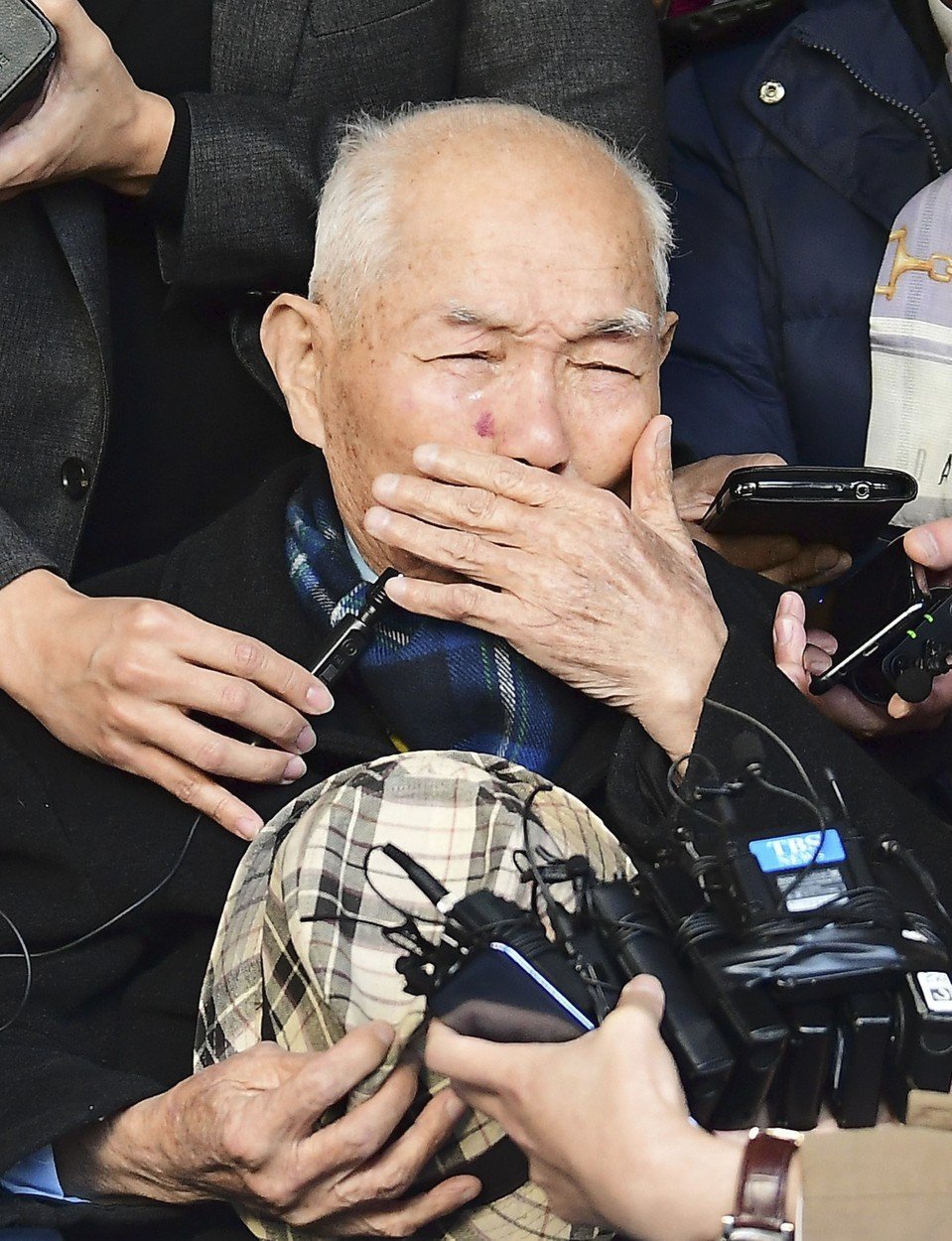 Korejec I Čun-sik (94) se soudil s Japonskem o odškodné za nucené práce. Poté, co soud rozhodl v jeho prospěch, neskrýval slzy radosti.