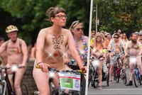 Ulice Bristolu brázdily stovky naháčů na kolech! Demonstrovali proti autodopravě