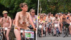 Naháči na kole protestovali v Bristolu proti autodopravě.