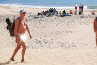 Nudisté na útěku z pláže: Báli se, že je imigranti z Afriky nakazí ebolou!