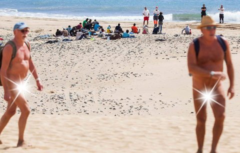 Nudisté na útěku z pláže: Báli se, že je imigranti z Afriky nakazí ebolou!