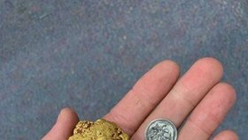 Zlatý nugget v porovnání s mincí