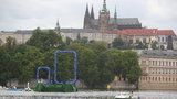 Na Vltavě vyrostly dvě nuly směřující na Hrad: Praha se divila, co to má být?