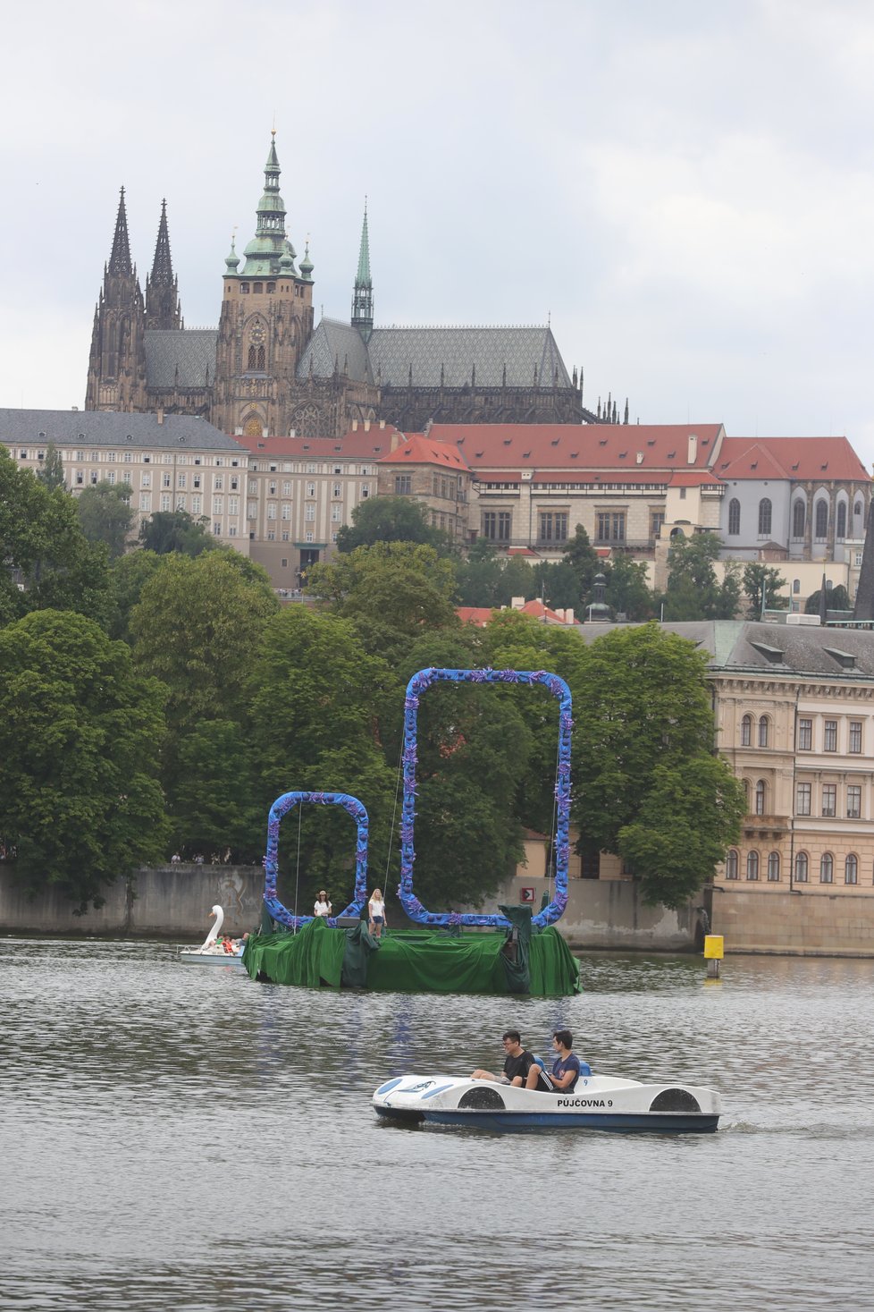 Ve Vltavě u Hradu se objevila zvláštní instalace dvou nul.